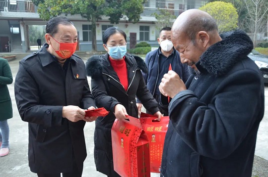 春節(jié)慰問孤寡老人 濃濃關懷倍暖人心